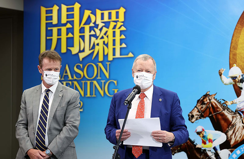 香港賽馬會行政總裁應家柏向傳媒簡述馬季開鑼日的成績。
