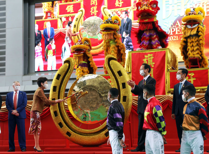 開鑼儀式於馬匹亮相圈舉行，香港特別行政區行政長官林鄭月娥女士敲響巨型銅鑼，標誌著新馬季展開。
