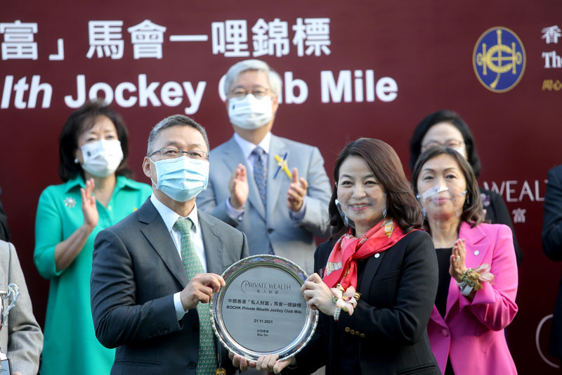 中國銀行（香港）個人數字金融產品部總經理盧慧敏女士頒發紀念銀碟予「金鎗六十」的練馬師呂健威。