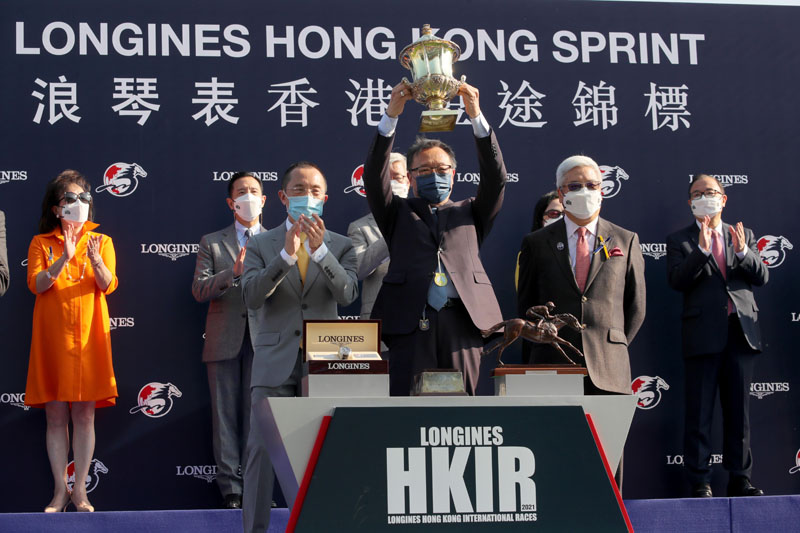 「顯心星」的馬主關紹文、關敏恒與關俊明獲贈浪琴表香港短途錦標獎盃。