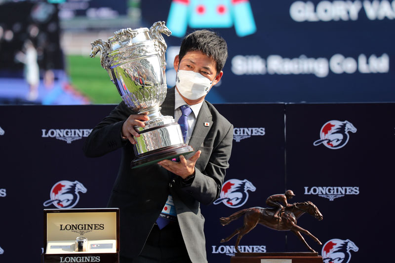 Owner’s representative of Glory Vase poses for a photo with the LONGINES Hong Kong Vase winning trophy.