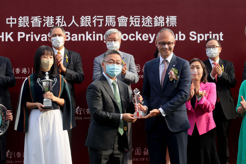 Mr. Edmund Kam Yu Man, General Manager, Private Banking of Bank of China (Hong Kong) Limited, presents a crystal trophy to winning trainer Francis Lui.