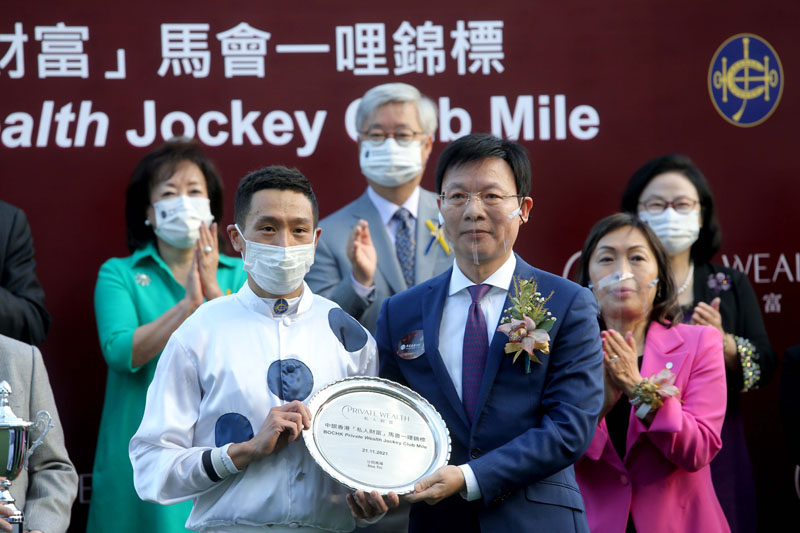 中銀信用卡（國際）有限公司總經理黃金岳先生頒發紀念銀碟予「金鎗六十」的騎師何澤堯。
