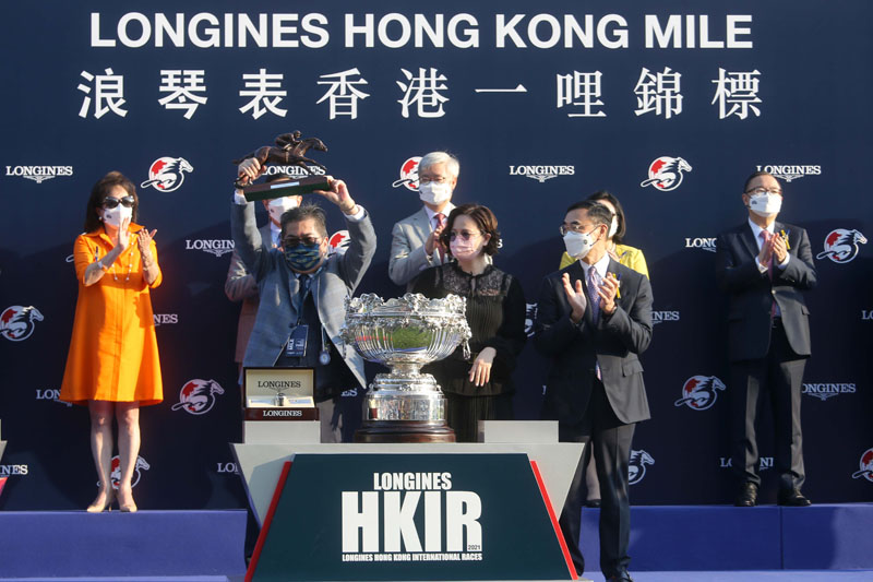 Owner Stanley Chan Ka Leung poses for a photo with the LONGINES Hong Kong Mile winning trophy.