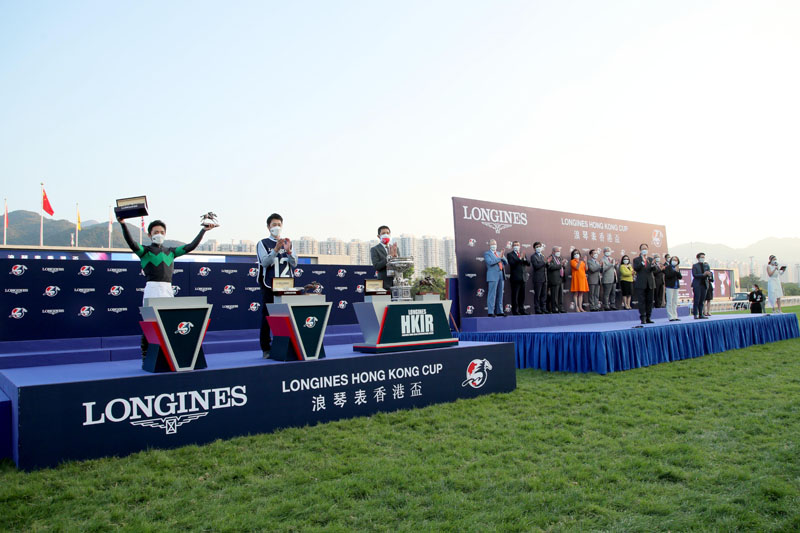 Group photo at the presentation ceremony of the LONGINES Hong Kong Cup. The HKJC Chairman Mr Philip Chen, Deputy Chairman Mr Michael Lee and Stewards, HKJC CEO Winfried Engelbrecht-Bresges, Ms Takayama Mika, Consul and Director, Administrative Division, Consulate-General of Japan in Hong Kong and Ms Ida Chan, Marketing and PR Manager of LONGINES Hong Kong in attendance.