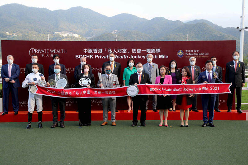 中銀香港「私人財富」馬會一哩錦標頒獎儀式合照。