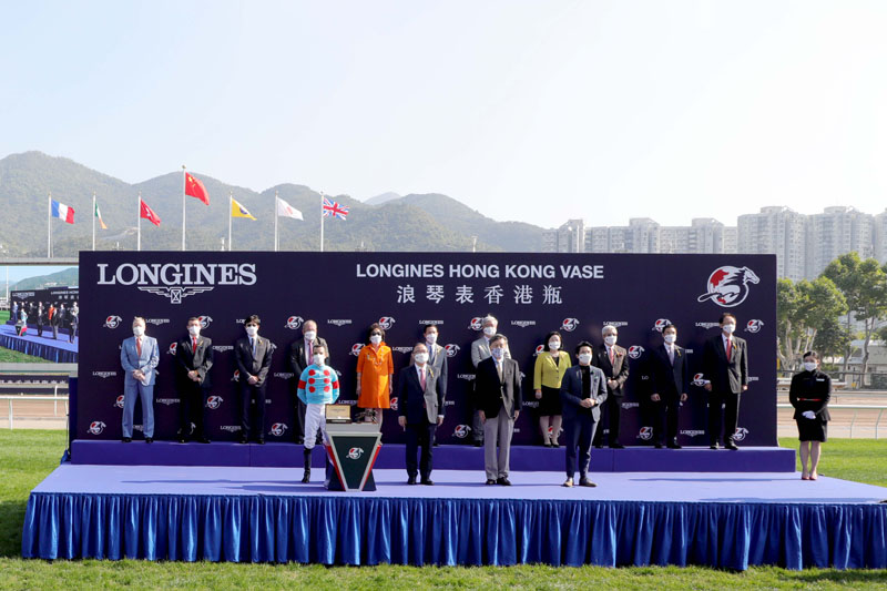 Group photo at the presentation ceremony of the LONGINES Hong Kong Vase. The HKJC Chairman Mr Philip Chen, Deputy Chairman Mr Michael Lee and Stewards, HKJC CEO Winfried Engelbrecht-Bresges, Consul-General of Japan in Hong Kong Ambassador Okada Kenichi and Ms Ida Chan, Marketing & PR Manager of LONGINES Hong Kong in attendance.