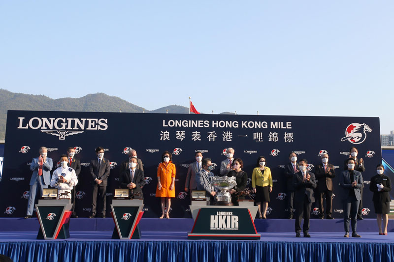 Group photo at the presentation ceremony of the LONGINES Hong Kong Mile. The HKJC Chairman Mr Philip Chen, Deputy Chairman Mr Michael Lee and Stewards, HKJC CEO Winfried Engelbrecht-Bresges, and Ms Ida Chan, Marketing & PR Manager of LONGINES Hong Kong in attendance.