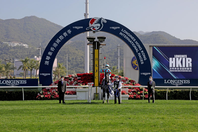 Delighted connections of Glory Vase celebrate his success in the LONGINES Hong Kong Vase.
