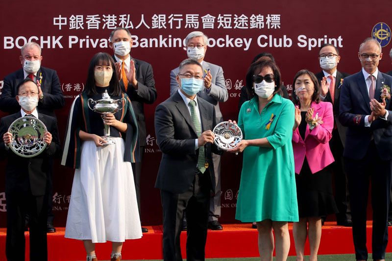 HKJC Steward Dr. Rosanna Wong Yick Ming presents the BOCHK Private Banking Jockey Club Sprint trophy and silver dishes to Lucky Patch’s owner Patch Syndicate, trainer Francis Lui and jockey Jerry Chau.