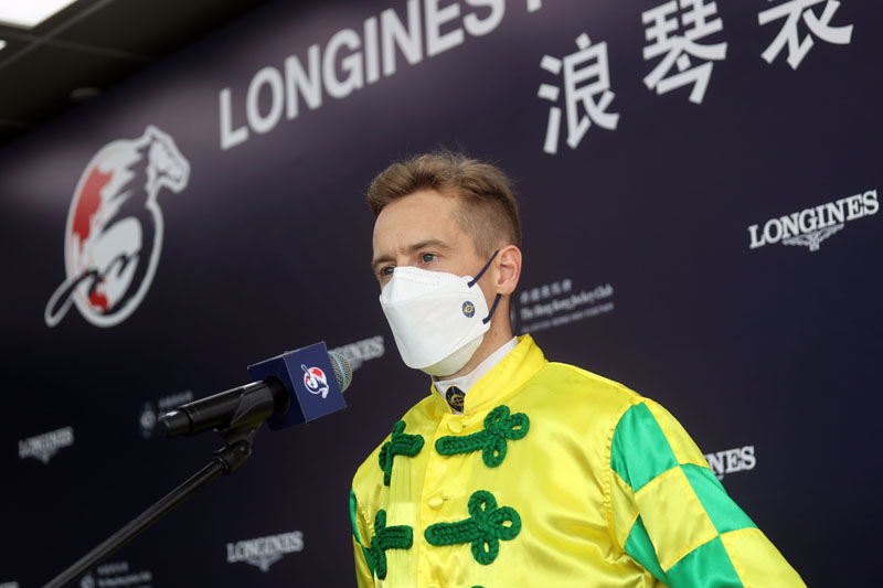 騎師薛恩勝出浪琴表香港短途錦標後接受訪問。