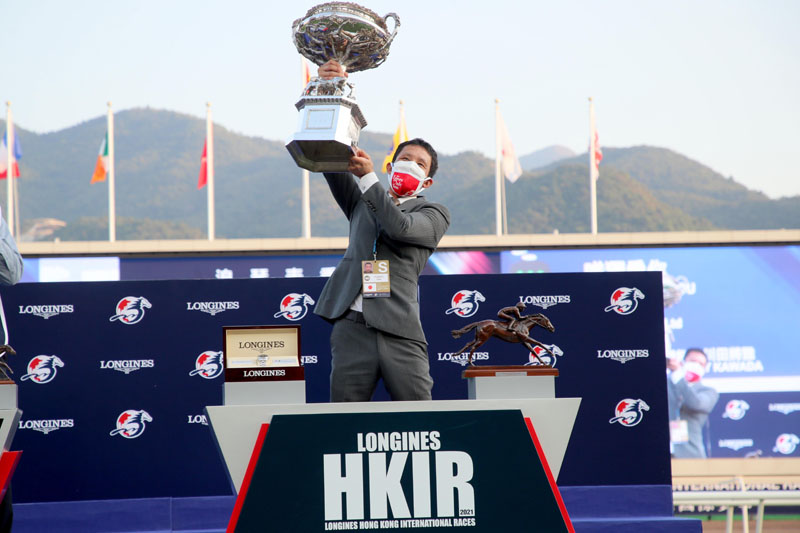 Owner’s representative of Loves Only You poses for a photo with the LONGINES Hong Kong Cup winning trophy.