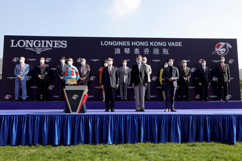 The Hon Martin Liao, Steward of the Club, together with Ms Ida Chan, Marketing & PR Manager of LONGINES Hong Kong officiate the LONGINES Hong Kong Vase presentation ceremony.