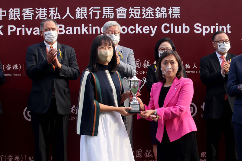 Mrs. Ann Kung Yeung Yun Chi, Deputy Chief Executive of Bank of China (Hong Kong) Limited, presents a souvenir to Lucky Patch’s owner Patch Syndicate.