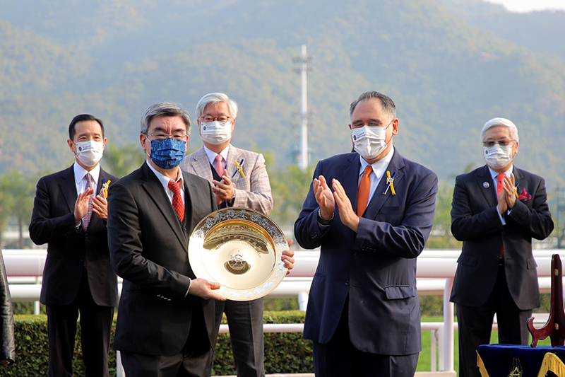 香港賽馬會董事黃嘉純先生頒發獎盃予頭馬「八仟師」的馬主霍玉堂先生、以及銀碟予練馬師羅富全和騎師莫雷拉。