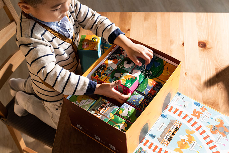 Tapping into the Jockey Club Interactive Wonder Box, parents can develop the language and social skills of their children through the stimulation of games. Besides, children get to build positive emotions and good character traits. 