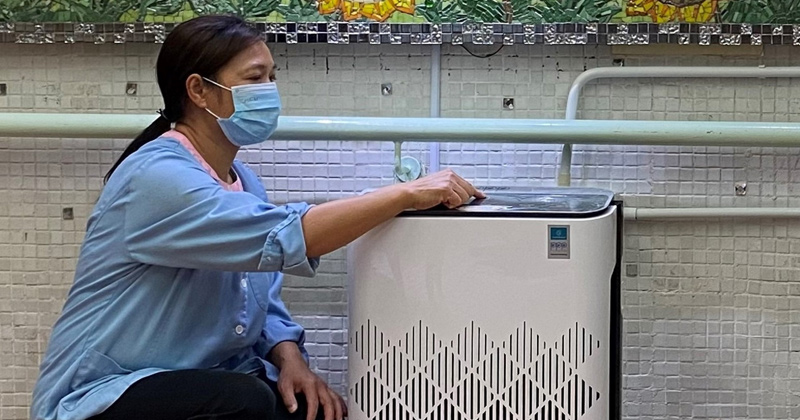 In urgent response to the Covid-19 fifth wave, the Jockey Club Facilities Enhancement Scheme for Pandemic Preparedness at Residential Care Homes was expanded, providing RCHEs, NHs and RCHDs with coronavirus patients with high-efficiency air purifiers and HEPA filters.
