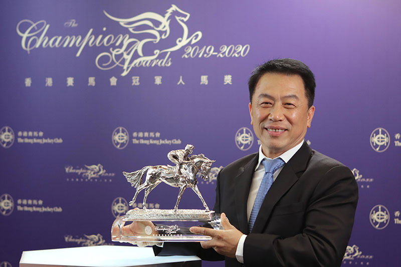姚本輝於2019/2020年度馬季榮膺香港冠軍練馬師。