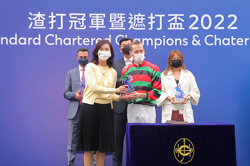 渣打銀行香港區行政總裁禤惠儀頒發紀念品予張舜清夫人及騎師薛恩。