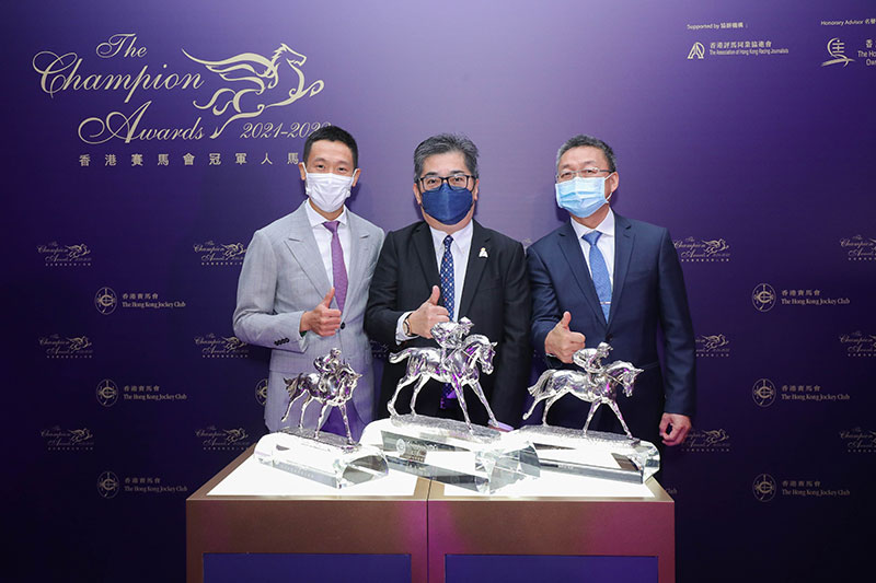 Golden Sixty is crowned Horse of the Year: Mr Philip Chen, Chairman of The Hong Kong Jockey Club, presents the trophy to owner Stanley Chan Ka Leung; the owner is accompanied by trainer Francis Lui and jockey Vincent Ho.