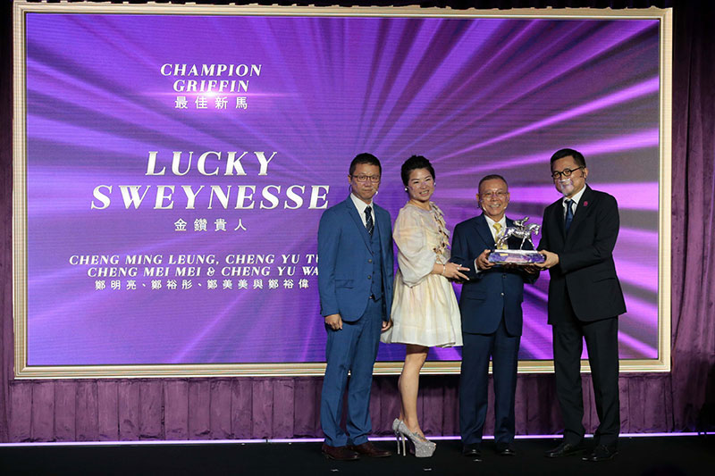 Mr Carlos Wu, Chairman of the Association of Hong Kong Racing Journalists, presents the Champion Griffin award to Mr Cheng Ming Leung, Mrs Cheng Yu Tung and Mr Cheng Yu Wai, owners of Lucky Sweynesse.
