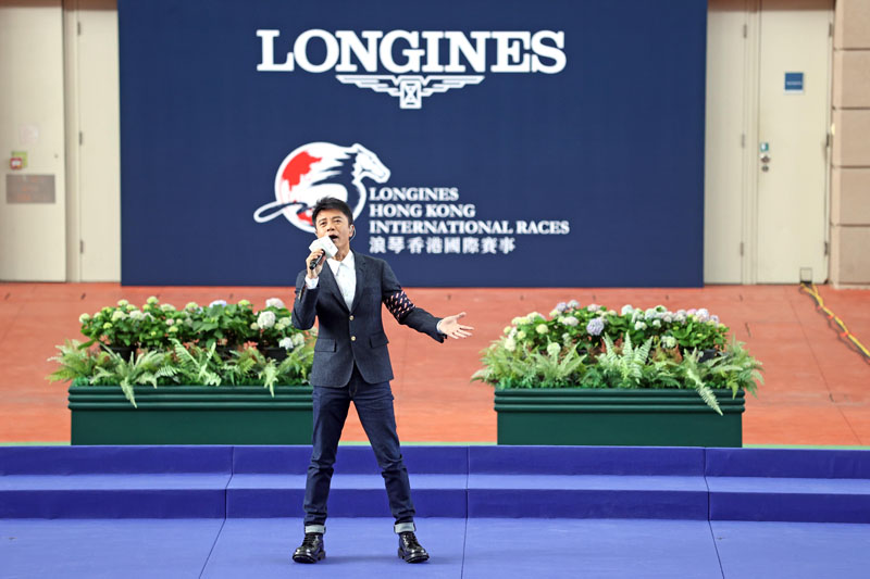著名歌星李克勤在浪琴香港國際賽事綜合匯演獻唱多首名曲為連場激戰掀起激昂序章。