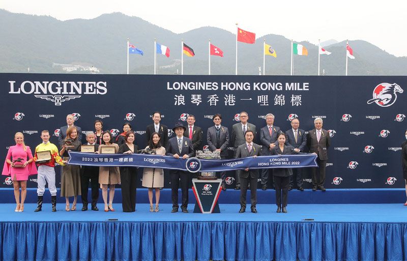 浪琴香港一哩錦標頒獎儀式合照。