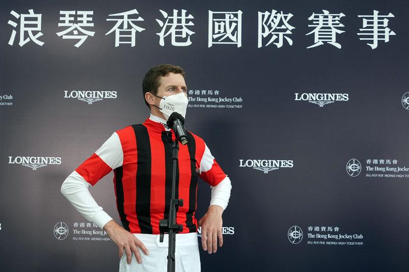 浪琴香港瓶勝出馬匹「瑪蓮必勝」的騎練，賽後與傳媒分享喜悅。