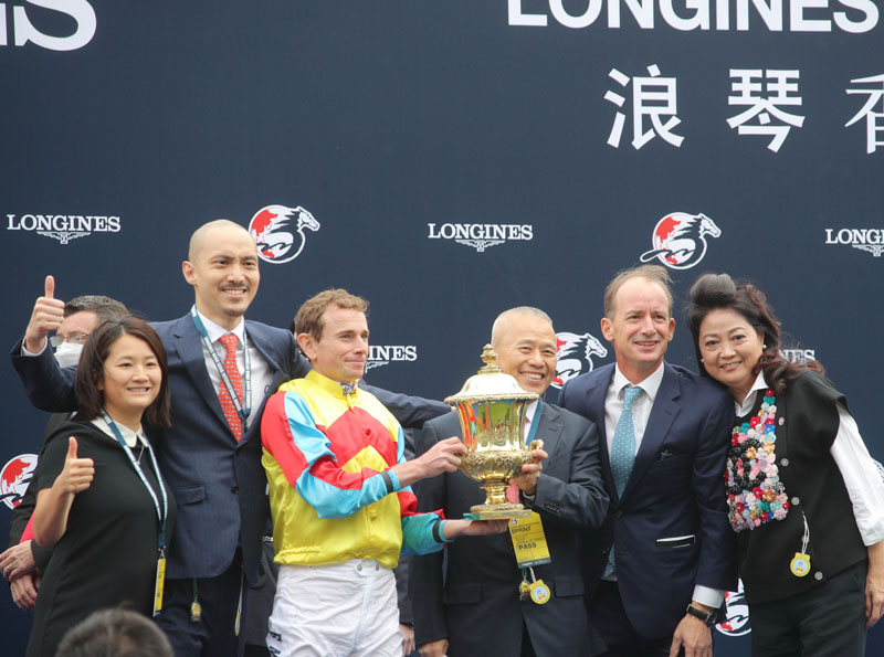 浪琴香港短途錦標勝出馬匹「福逸」的馬主及騎練，賽後與傳媒分享喜悅。