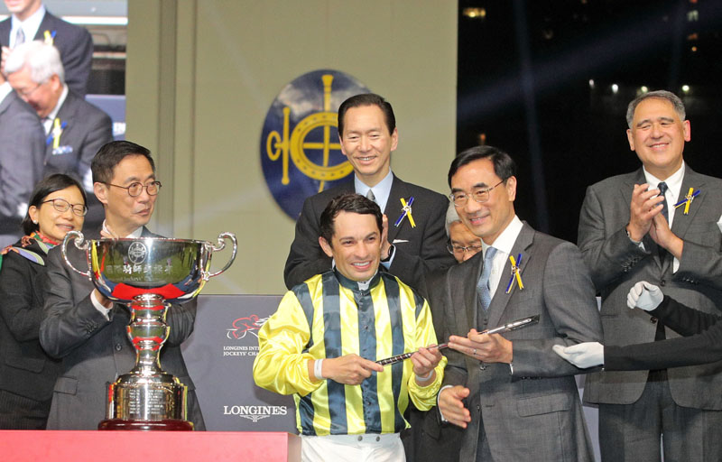 馬會主席利子厚先生（右）分別頒發銀馬鞭及三十五萬元獎金予浪琴國際騎師錦標賽平頭冠軍騎師蘇兆輝及馬昆。