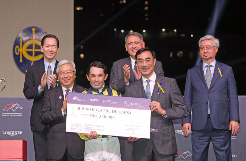 馬會主席利子厚先生（右）分別頒發銀馬鞭及三十五萬元獎金予浪琴國際騎師錦標賽平頭冠軍騎師蘇兆輝及馬昆。