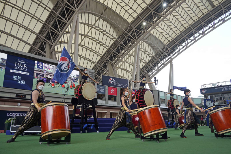 來自本港的激鼓樂社在浪琴香港國際賽事綜合匯演帶來太鼓表演，以慷慨澎湃的鼓樂為參賽精英激勵士氣。