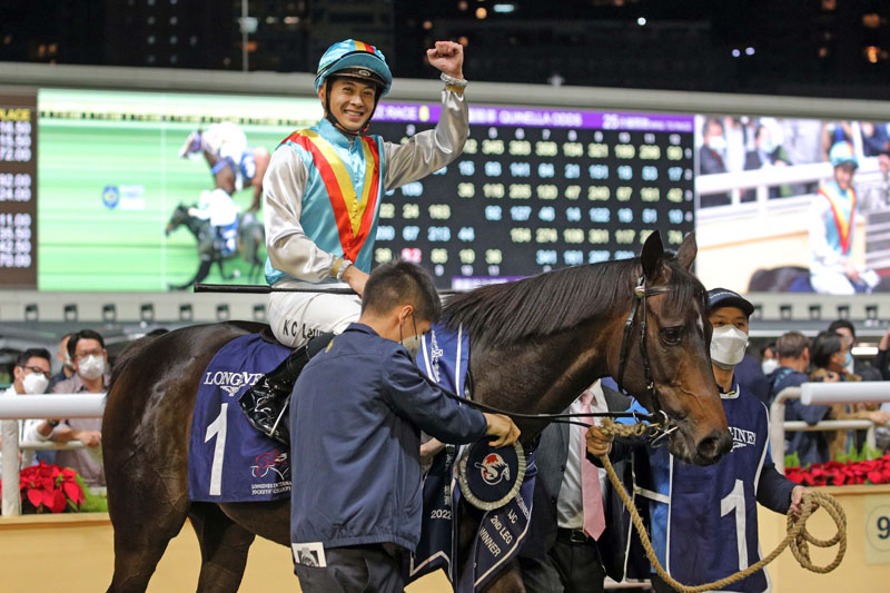 香港代表梁家俊策騎「威威鬥士」（1號）贏得浪琴國際騎師錦標賽第二關。