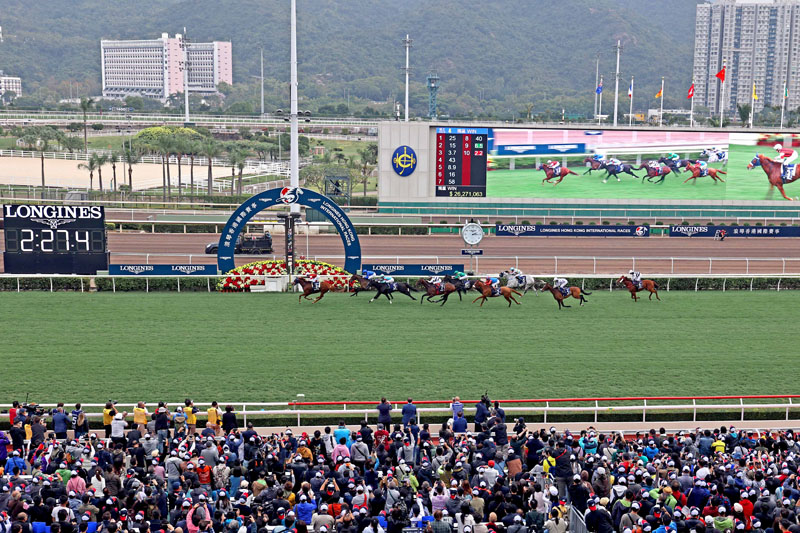 由手塚貴久訓練的日本代表「瑪蓮必勝」（9號馬）在連達文的出色發揮下，勝出於沙田馬場舉行的浪琴香港瓶（一級賽2400米）。
