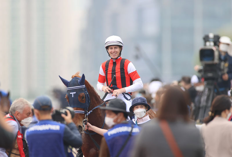 由手塚貴久訓練的日本代表「瑪蓮必勝」（9號馬）在連達文的出色發揮下，勝出於沙田馬場舉行的浪琴香港瓶（一級賽2400米）。