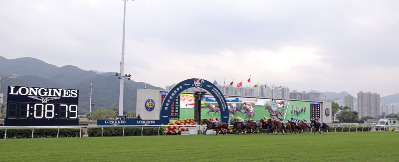 由高伯新訓練的香港代表「福逸」（1號馬）在莫雅的出色發揮下，勝出於沙田馬場舉行的浪琴香港短途錦標（一級賽1200米）。