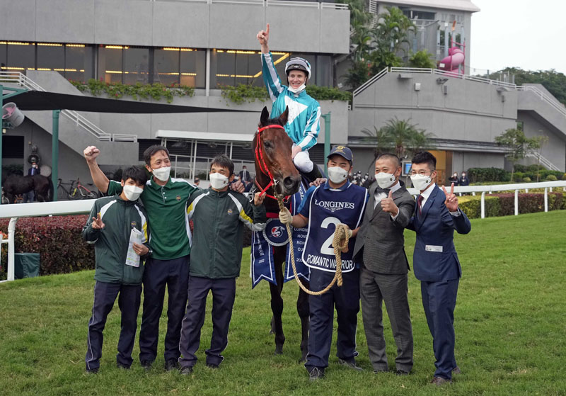 「浪漫勇士」勝出浪琴香港盃，騎師、練馬師與馬房團隊祝捷。
