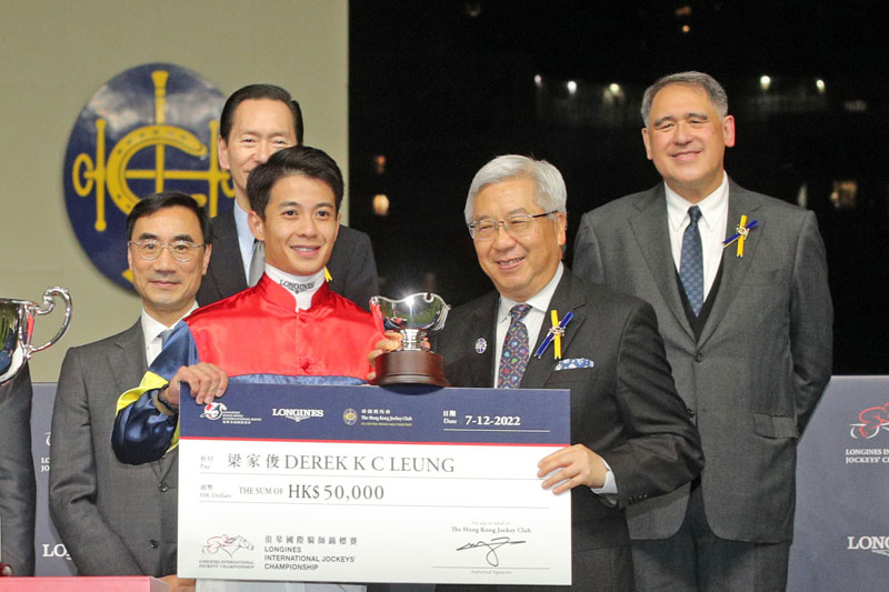 馬會副主席李家祥博士（右）分別頒發銀碗及五萬元獎金予浪琴國際騎師錦標賽平頭季軍騎師何澤堯及梁家俊。