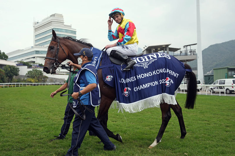 由高伯新訓練的香港代表「福逸」（1號馬）在莫雅的出色發揮下，勝出於沙田馬場舉行的浪琴香港短途錦標（一級賽1200米）。