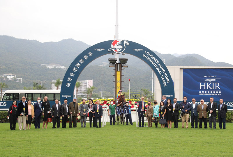 「福逸」勝出浪琴香港短途錦標，騎師、練馬師與馬主的親朋好友祝捷。
