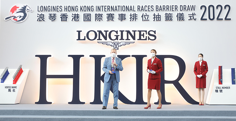 馬會行政總裁應家柏先生啟動浪琴香港一哩錦標的排位抽籤程序，抽出首匹進行排位的參賽馬。