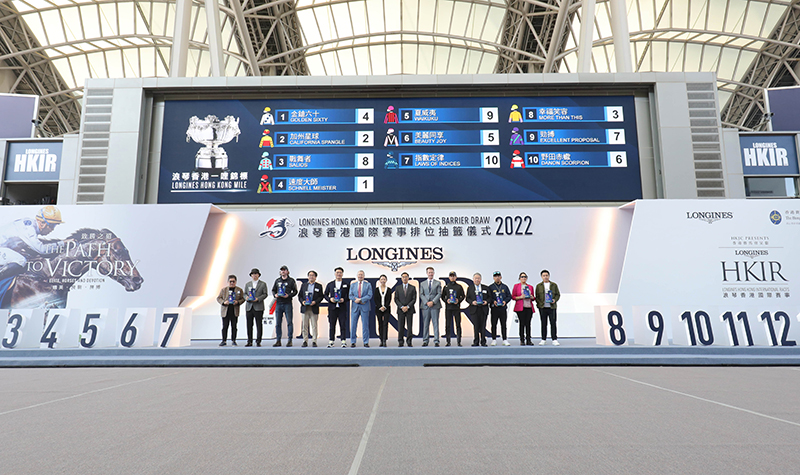 Officiating guests and connections of the runners of the LONGINES Hong Kong Mile take to the stage for a group photo at the barrier draw ceremony.