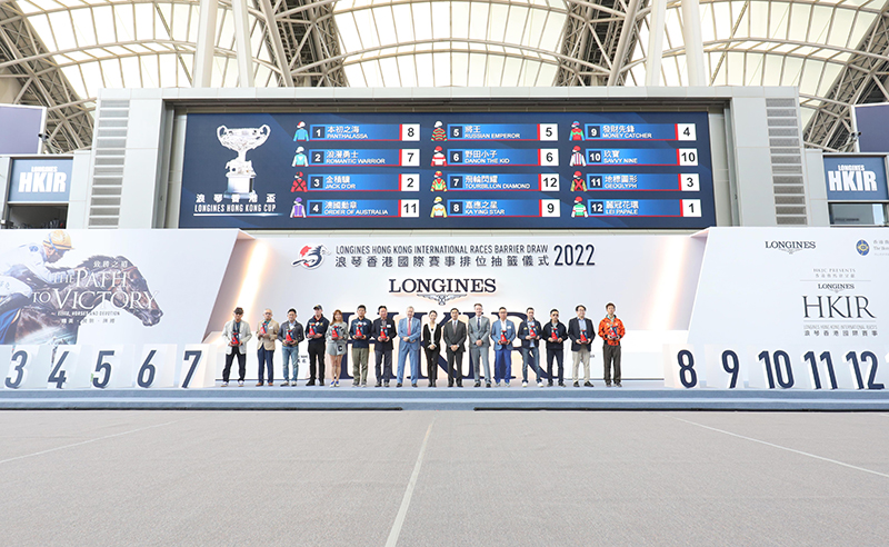 Officiating guests and connections of the runners of the LONGINES Hong Kong Cup take to the stage for a group photo at the barrier draw ceremony.