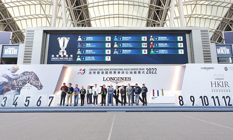 Officiating guests and connections of the runners of the LONGINES Hong Kong Vase take to the stage for a group photo at the barrier draw ceremony.