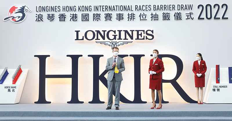 馬會賽馬事務執行總監夏定安先生啟動浪琴香港短途錦標的排位抽籤程序，抽出首匹進行排位的參賽馬。