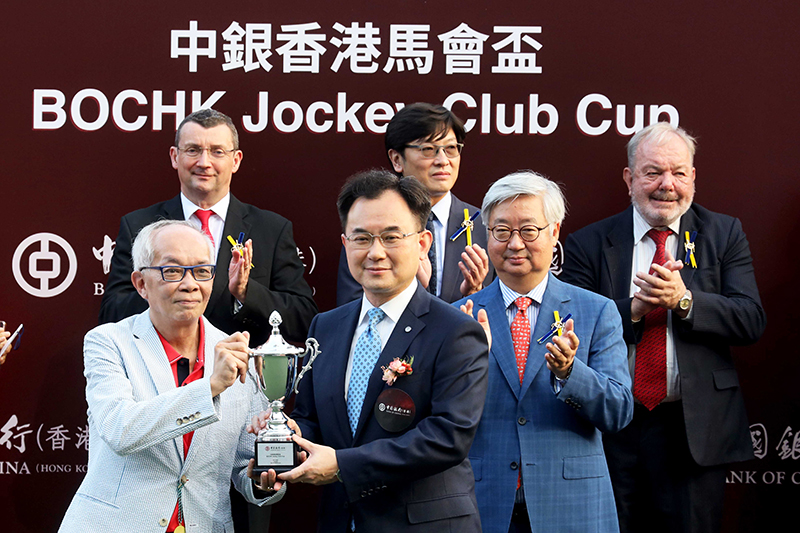 Stephen Chan, Deputy Chief Executive of Bank of China (Hong Kong) Limited, presents a souvenir to winning owner Peter Lau.