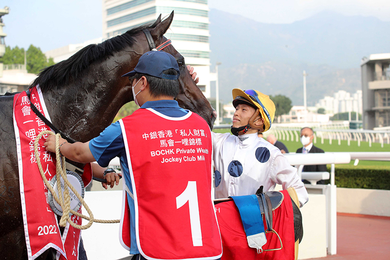 由呂健威訓練的「金鎗六十」，在何澤堯胯下勝出在沙田馬場舉行的1600米二級賽中銀香港「私人財富」馬會一哩錦標。