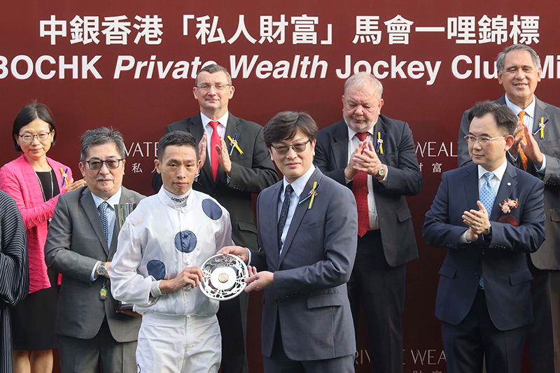 HKJC Steward Dr Henry H L Chan presents the BOCHK Private Wealth Jockey Club Mile winning trophy and silver dishes to Golden Sixty’s owner Stanley Chan, trainer Francis Lui and jockey Vincent Ho.
