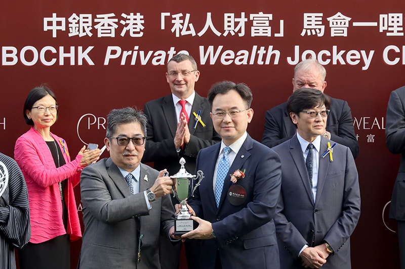 中國銀行（香港）有限公司副總裁陳文頒發紀念品予「金鎗六十」的馬主陳家樑。