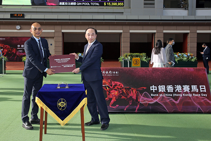 中銀香港私人銀行馬會短途錦標賽前，中國銀行（香港）有限公司私人銀行副總經理林仁傳在馬匹亮相圈頒發最佳外觀馬匹獎予「福逸」的馬房代表。